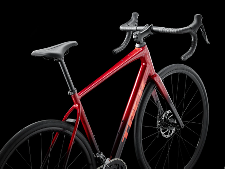 Rower TREK Domane AL 2 Crimson to Dark Carmine